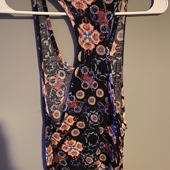 Patterned crop top. - Picture 2 of 3